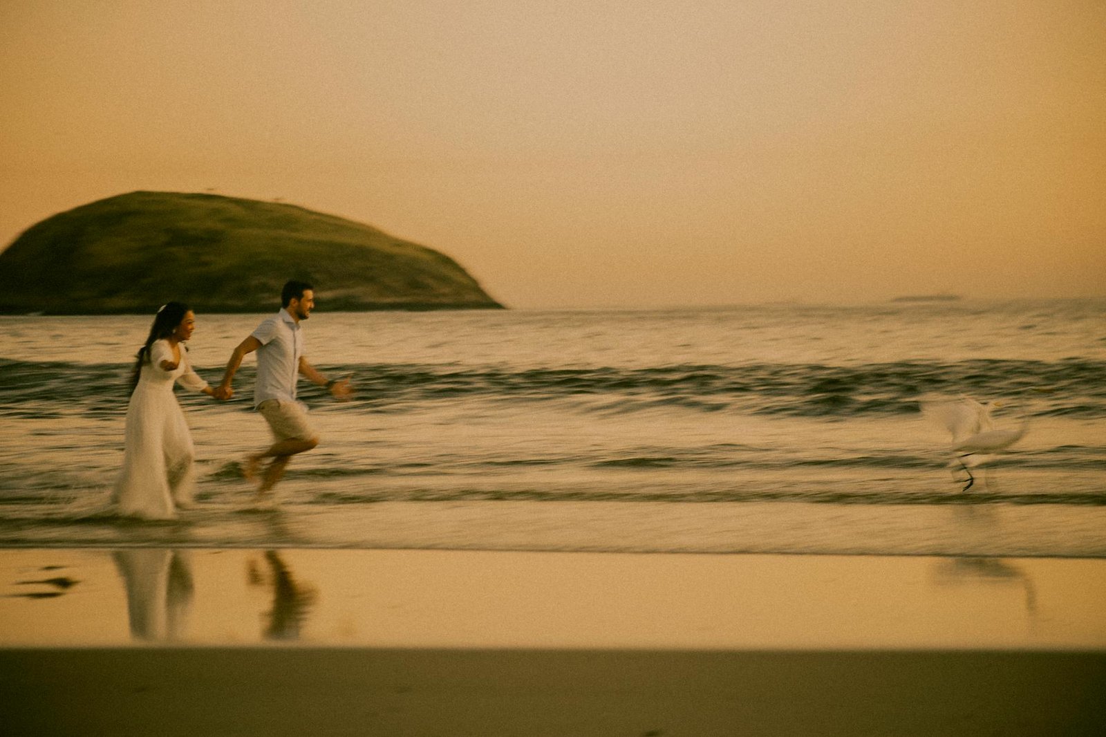 romantic beach sunset run in rio de janeiro